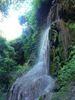 Renouveau d'une eau jaillissant de la roche