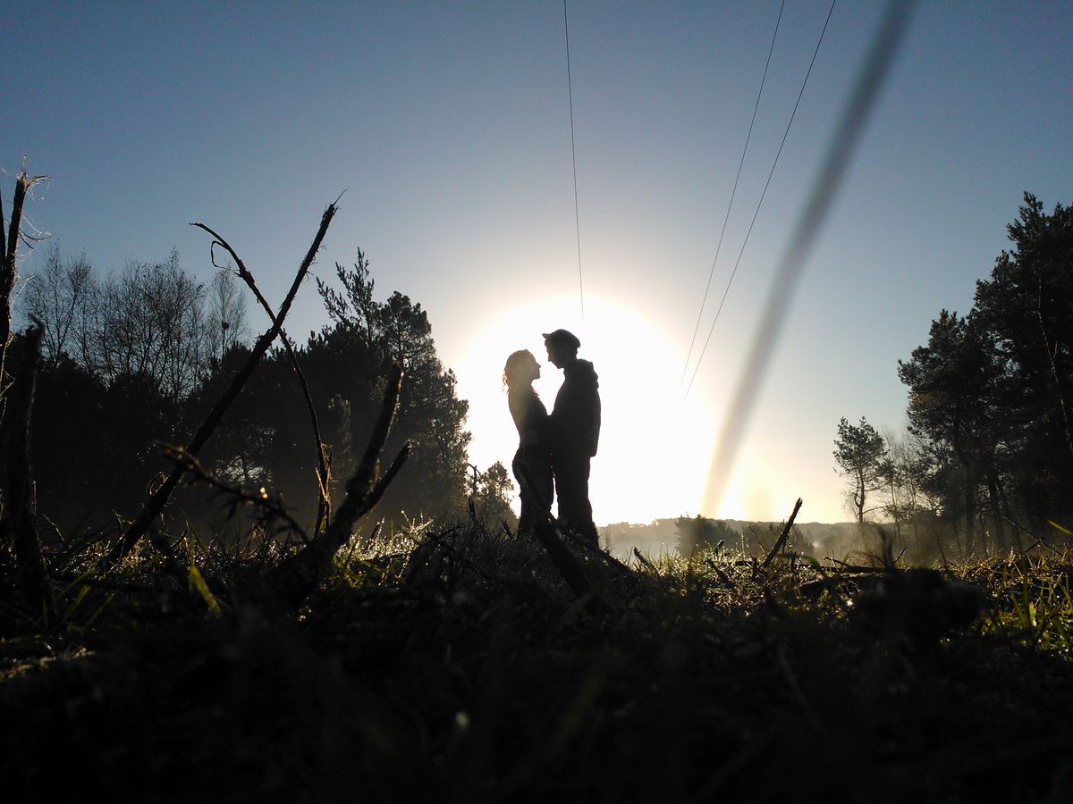 Un matin au levé du soleil. Un contre jour et deux amoureux en pleine nature !