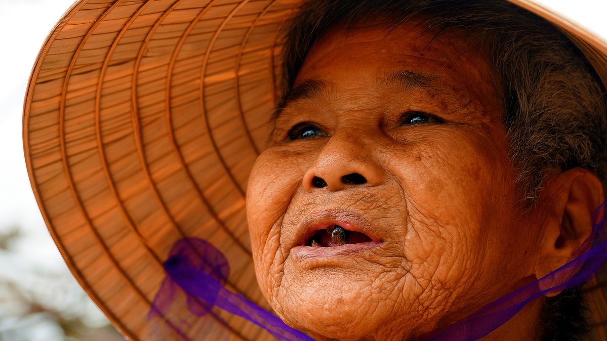 CAMPESINA VIETNAMITA CON POCOS DIENTES