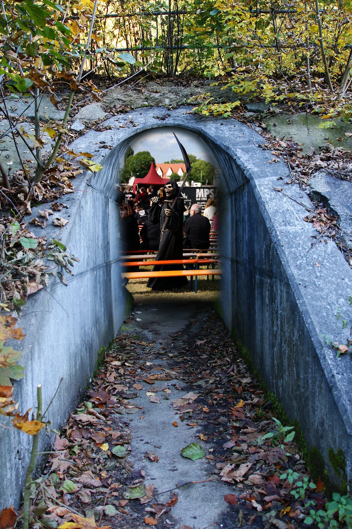 Der Eingang zur Hölle... Sieht doch gar nicht so schlimm aus. Und selbst der Tod ist guter Laune.