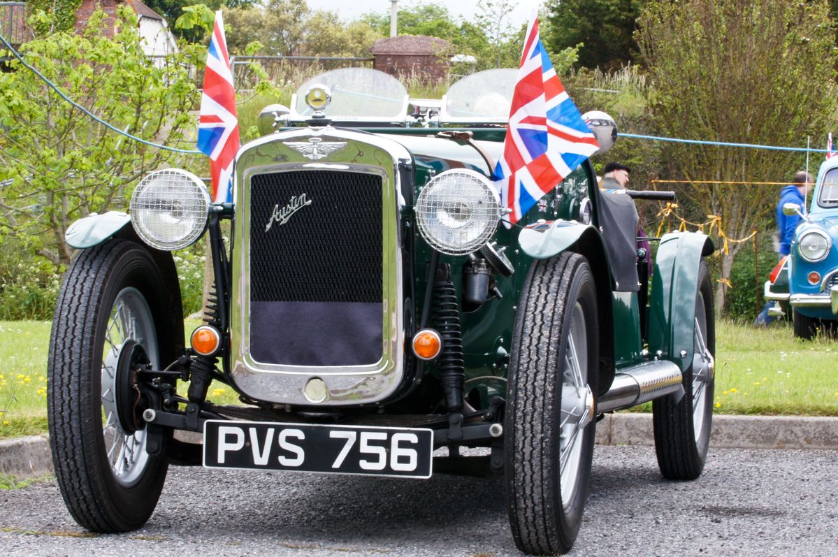Driving past a hotel in Torbay and spotted lots of old cars