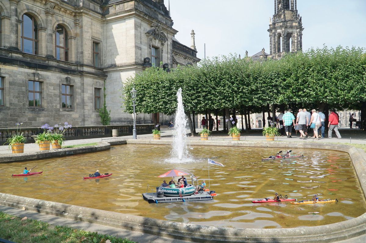 Irgendwie hatten sich die Paddler die Elbe anders vorgestellt. Vielleicht hätten sie doch ein Navi mitnehmen sollen...!? Kleine Spielerei mit all dem kleinen Fuhrwerk, was so auf der Elbe rumschwimmt.