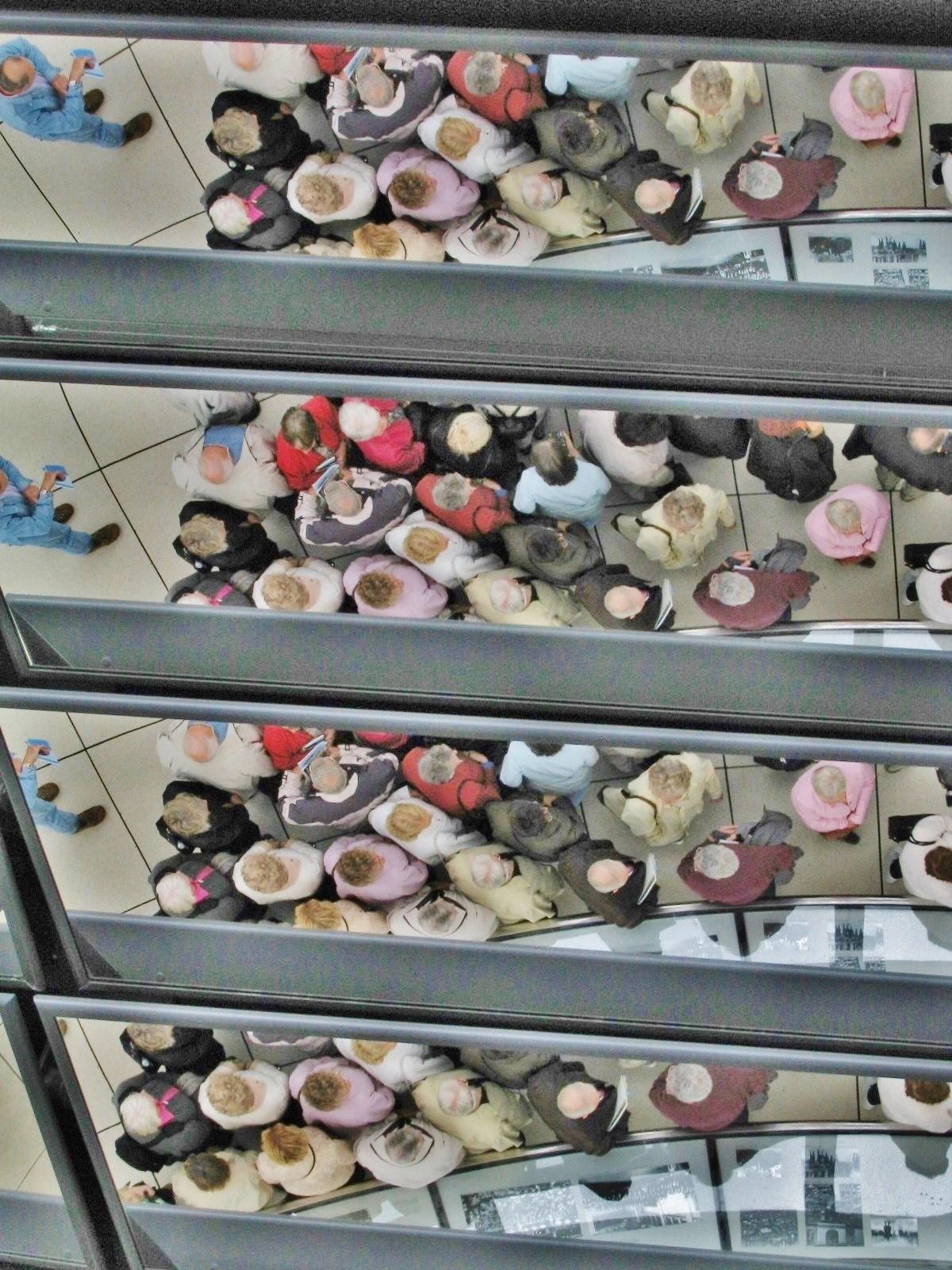 The reflections from the multiple mirrors in the Dome of the Reichstag produce a comic strip effect.