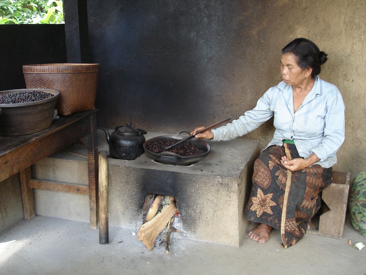 Op oude wijze koffiebonen branden op Bali