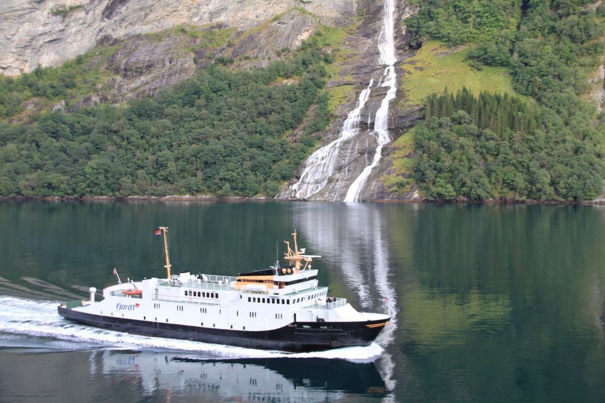 de fles blijft altijd stromen, fjord in Noorwegen