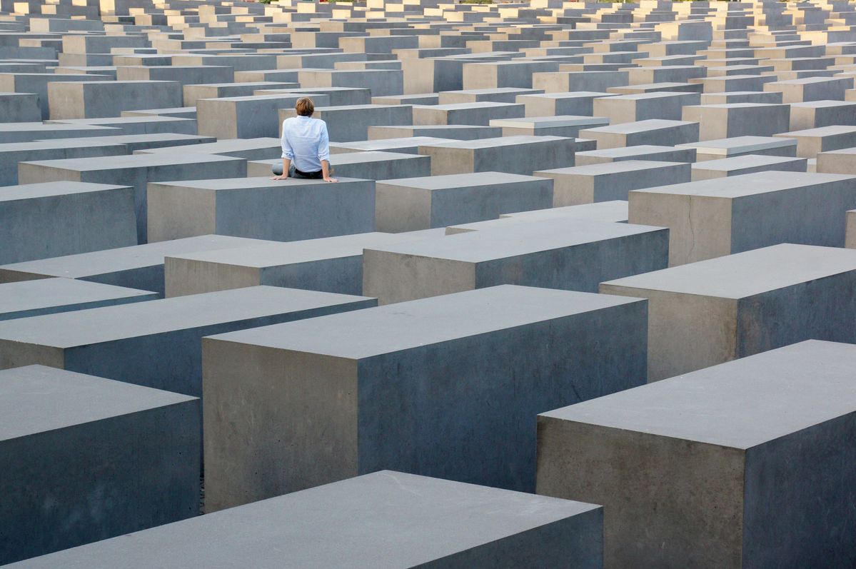 ein Mann sitzt auf dem Denkmal für die Juden in Berlin