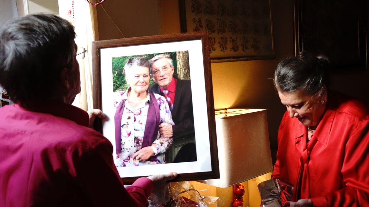 The Golden Anniversary couple, received surprisingly their portrait .  