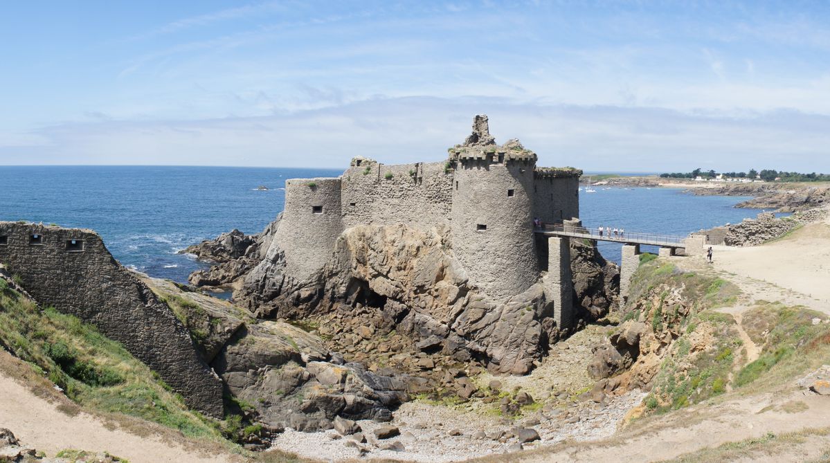 Matthieu - Sweep Panorama in vertical mode helps to capture the beauty of the old castle in l'Ile d'Yeu. (Vendée - France)