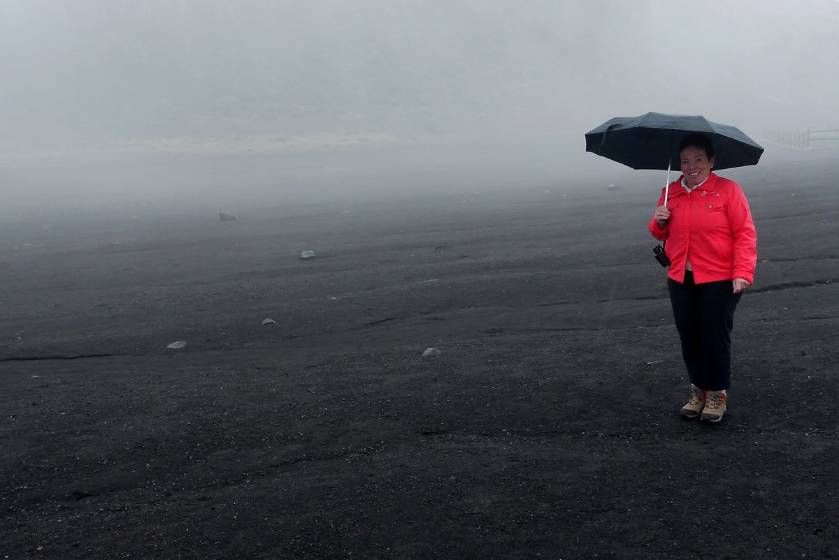 In de mist Irazu vulkaan