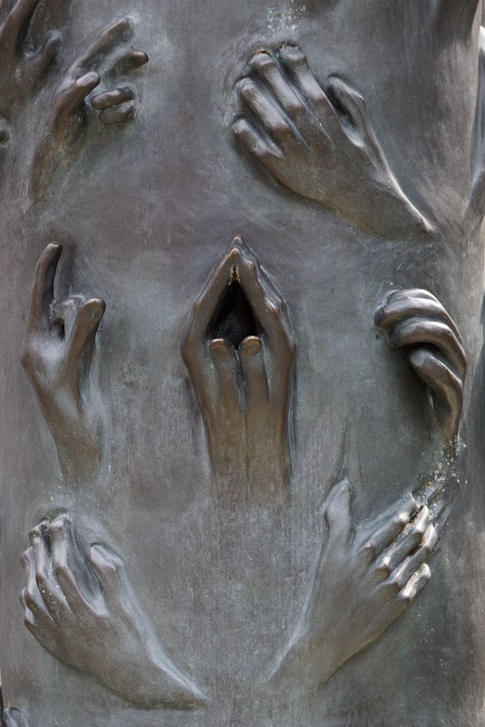 Skulptur "Erden Engel" im Hof der im Krieg zerstörten und jetzt als Mahnmal dienenden Hamburger Nikolaikirche. Vom erhaltenen Kirchturm aus, den man mit bequem mit einem Fahrstuhl "erklimmen" kann hat man einen grandiosen Blick über Hamburg.