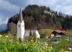 Die Kirche St. Barbara in Tiefenbach bei Oberstdorf.