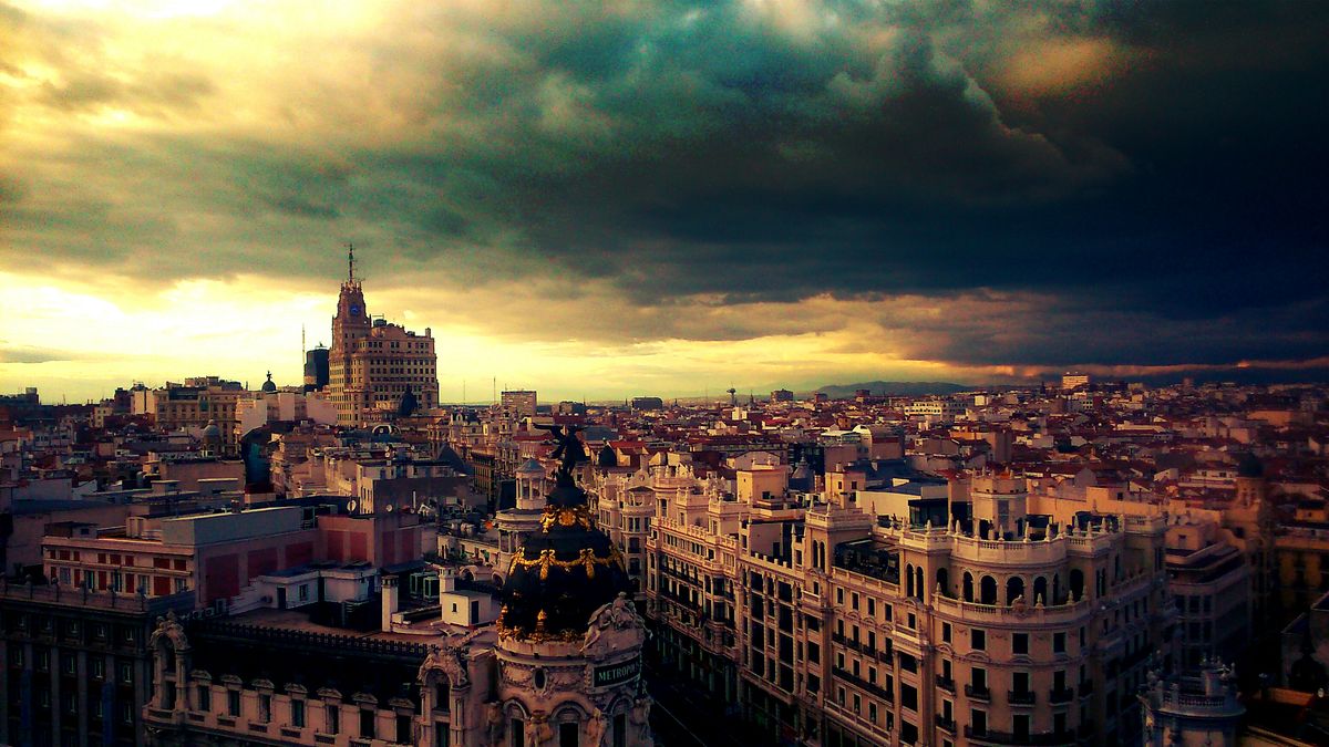 Desde lo alto del edificio de Bellas Artes, con la amenaza de las nuebes de nieve coloreando toda Gran Via Madrileña