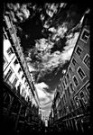 Dieses Bild zeigt eine Gasse in Lissabon und zieht seinen Blick auf den berühmten Torbogen "Arco Triunfal"