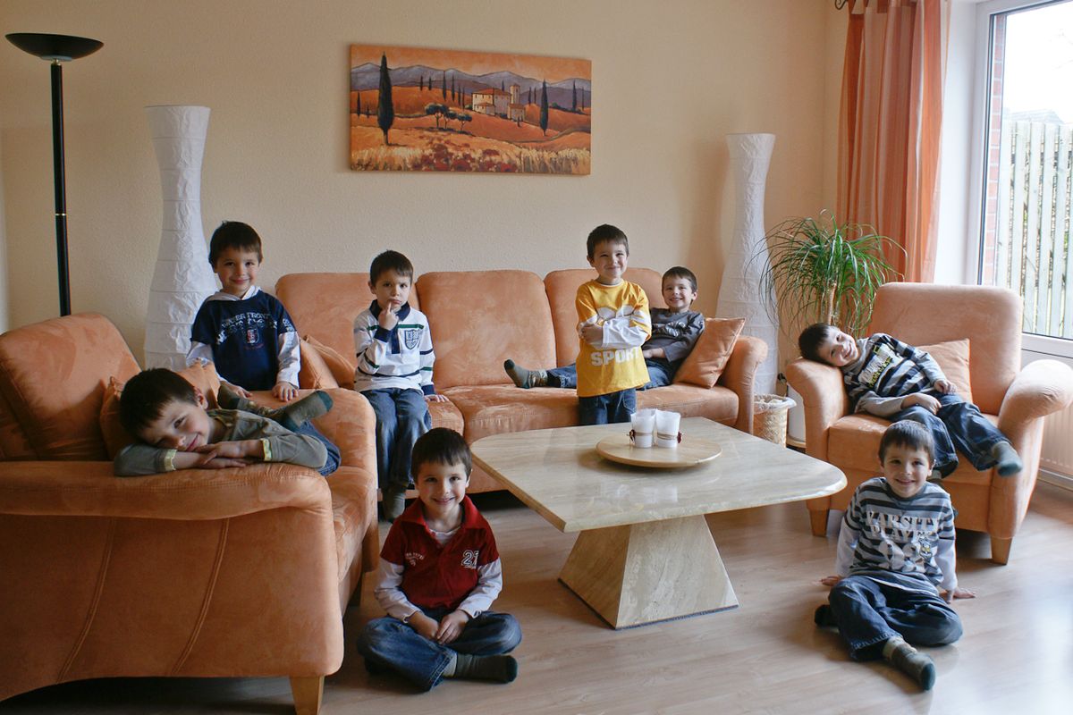 Was die Amerikaner können, können wir schon lange! Anbei ein Bild meiner Achtlinge. Meine anderen 12 Kinder spielen gerade Cricket unten am See im Schatten der Oragenbäume ….

Mein erster und bestimmt nicht letzter Versuch einer modernen „Mehrfachbelichtung“. Bearbeitet in Photoshop mit acht Ebenen und Masken.