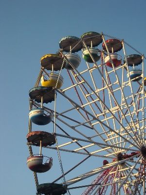 W pomniejszeniu zdjęcia wyglądają dużo gorzej... 
Lunapark.