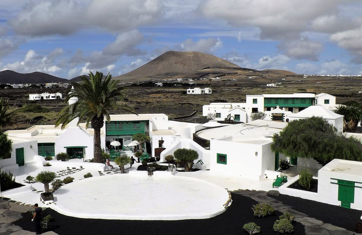 Oasis de Belleza y Relax en el oscuro paisaje volcanico de Lanzarote