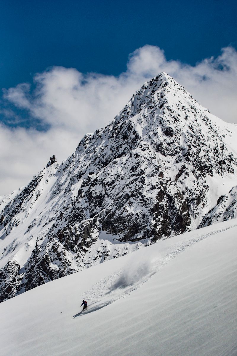 Das Foto wurde am Stubaier Gletscher nach einem starken Schneefall im Mai 2016 aufgenommen. Es zeigt den Tiroler Freerider Matthias Zauner vor der einzigartigen Kulisse des Fernerkogels. Dabei essentiell ist die Bildaufteilung, die Diagonalen und natürlich die unberührte Natur in Kombination mit hochklassiger Freerideaction.