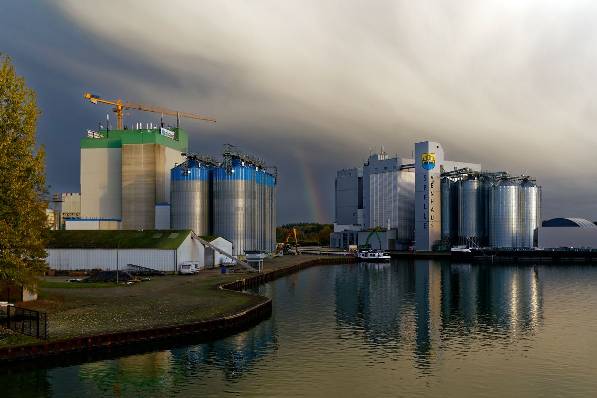 Der Hafen Spelle-Venhaus ist einer der zentralen Wirtschafts und Logistikstandorte in der Region des südlichen Emslands.