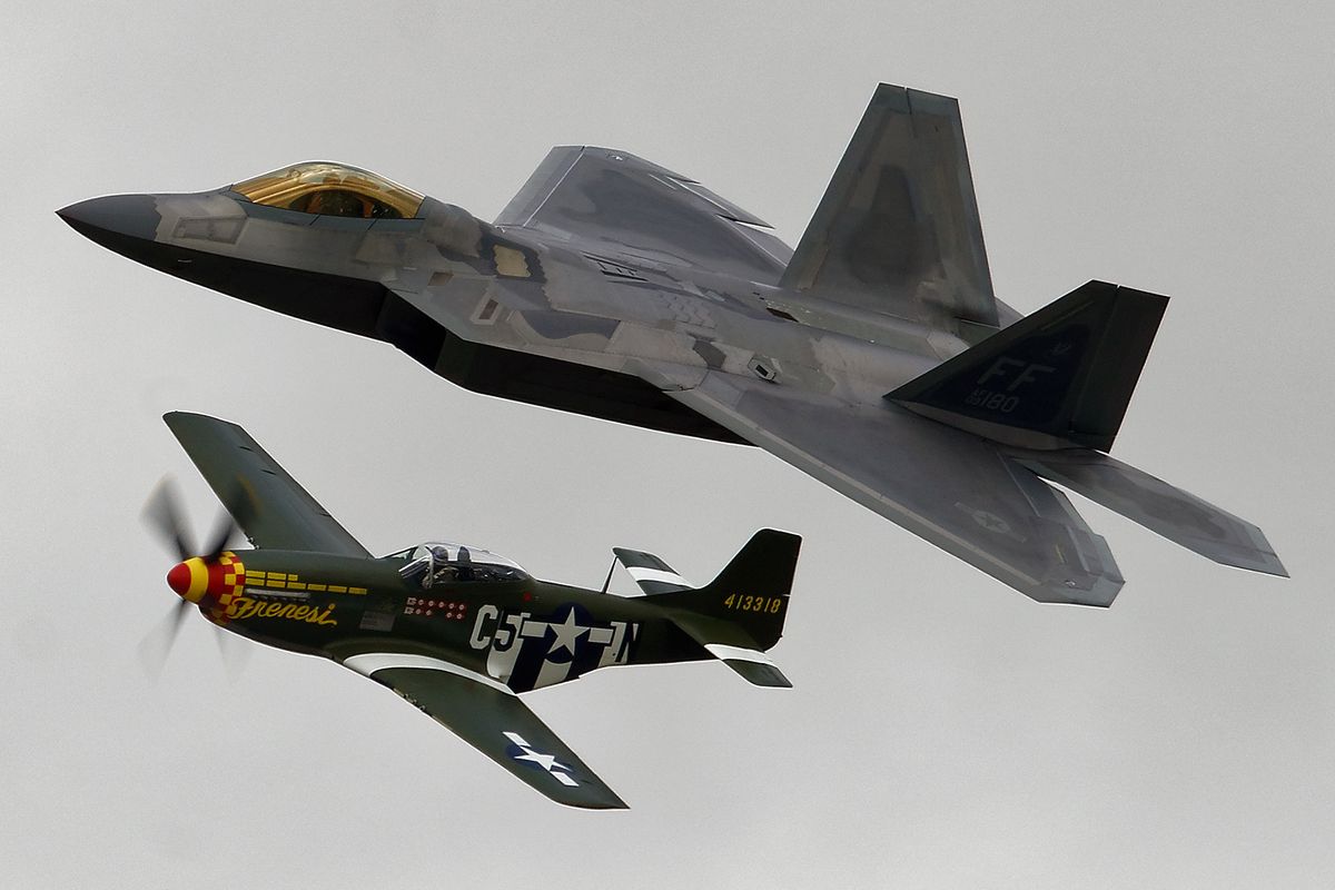 Das beste amerikanische Jagdmaschine der 40er Jahre und des 21th Jahrhundert in Flying Heritage. Location : The Royal International Air Tattoo  2017 / Fairford.  413318 / C5-N P-51D Mustang "Frenesi" N357FG (44-12139 P-51K Mustang c/n 111-30272)   und 09-4180 / FF F-22A Raptor 1st FW