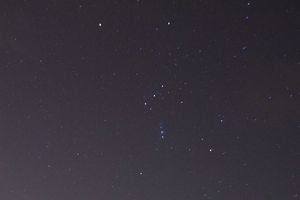 Teil des Sternbilds Orion, vergrößert auf dem Display. Sterne werden als Lichtpunkte erfasst.