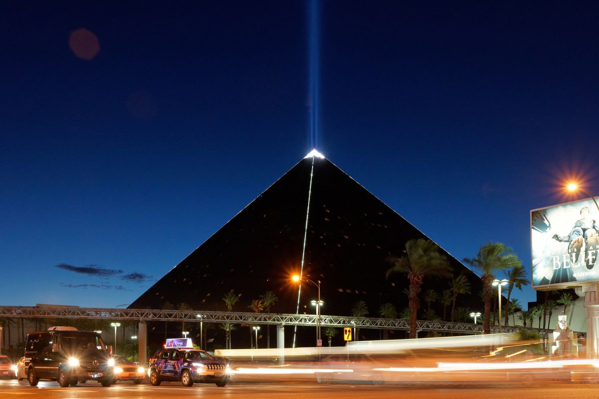 Das Luxor ist ein Hotel und Casino in Las Vegas, dass in Anlehnung an einer vergangenen Epoche in Still des "Tal der Könige" in Ägypten gebaut wurde. (Technik: Kamera aufgelegt, Selbstauslösung kein Stativ)