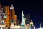 Das New York New York ist ein Hotel und Casino in Las Vegas mit den Bauelementen der Freiheitsstatue und des Chrysler Buildings unter anderen. (Technik: Kamera aufgelegt, Selbstauslösung kein Stativ)