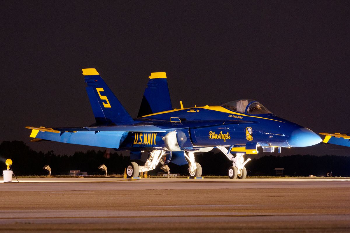 Die 163768 / 5 F/A-18C "Hornet" von den Blue Angels auf der NAS Oceana Air Show 2010. (Technik: Kamera aufgelegt, Selbstauslösung kein Stativ)