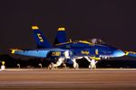 Die 163768 / 5 F/A-18C "Hornet" von den Blue Angels auf der NAS Oceana Air Show 2010. (Technik: Kamera aufgelegt, Selbstauslösung kein Stativ)