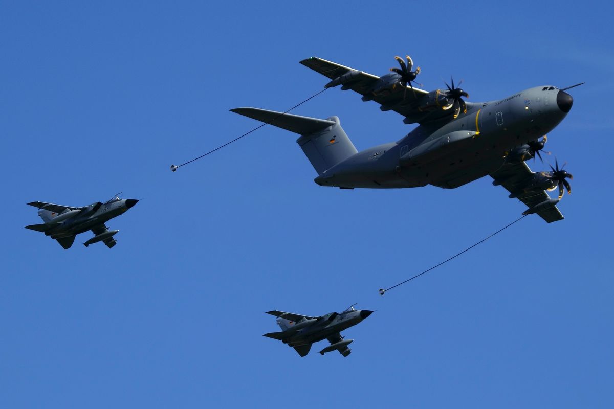 Die 54+11 A400M LTG-62 , 45+00 Tornado IDS TLG-33 & 45+09 Tornado IDS TLG-33 in der Luftparade der Bundeswehr bei der ILA 2018 in Berlin.