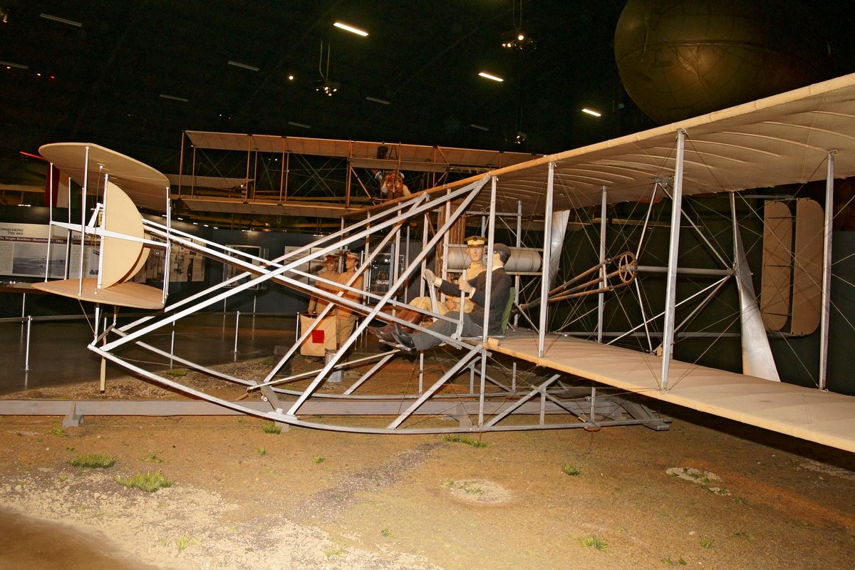 Der Wright Military Flyer von 1909 ist das erste Militärflugzeug der Welt. Location: National Museum of the United States Air Force in Dayton im US-Bundesstaat Ohio