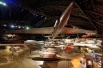 Eine Lockheed U-2A in Vordergrund oben, eine F-89J in Vordergrund unten und B-1, B-2 und SR-71 in Hintergrund.  Location: National Museum of the United States Air Force in Dayton im US-Bundesstaat Ohio ( Freihand Aufnahmetechnik / aufgelegt )