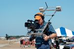 Ein Kameramann macht Filmaufnahmen für das offizielle Video der Oceana Air Show 2010.  Location.: NAS Oceana in US-Bundesstaat Virginia.