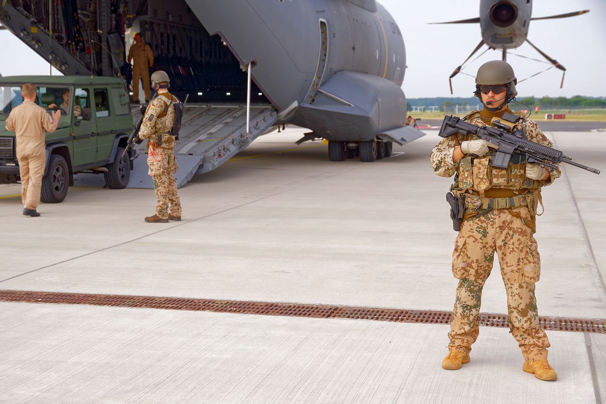 Vorstellung der Bundeswehr als moderner Arbeitgeber beim Tag der Bundeswehr 2018 in Wunstorf. Soldaten sichern das Verladen von Fahrzeugen in einen A400M auf dem Fliegerhorst des Lufttransportgeschwaders 62