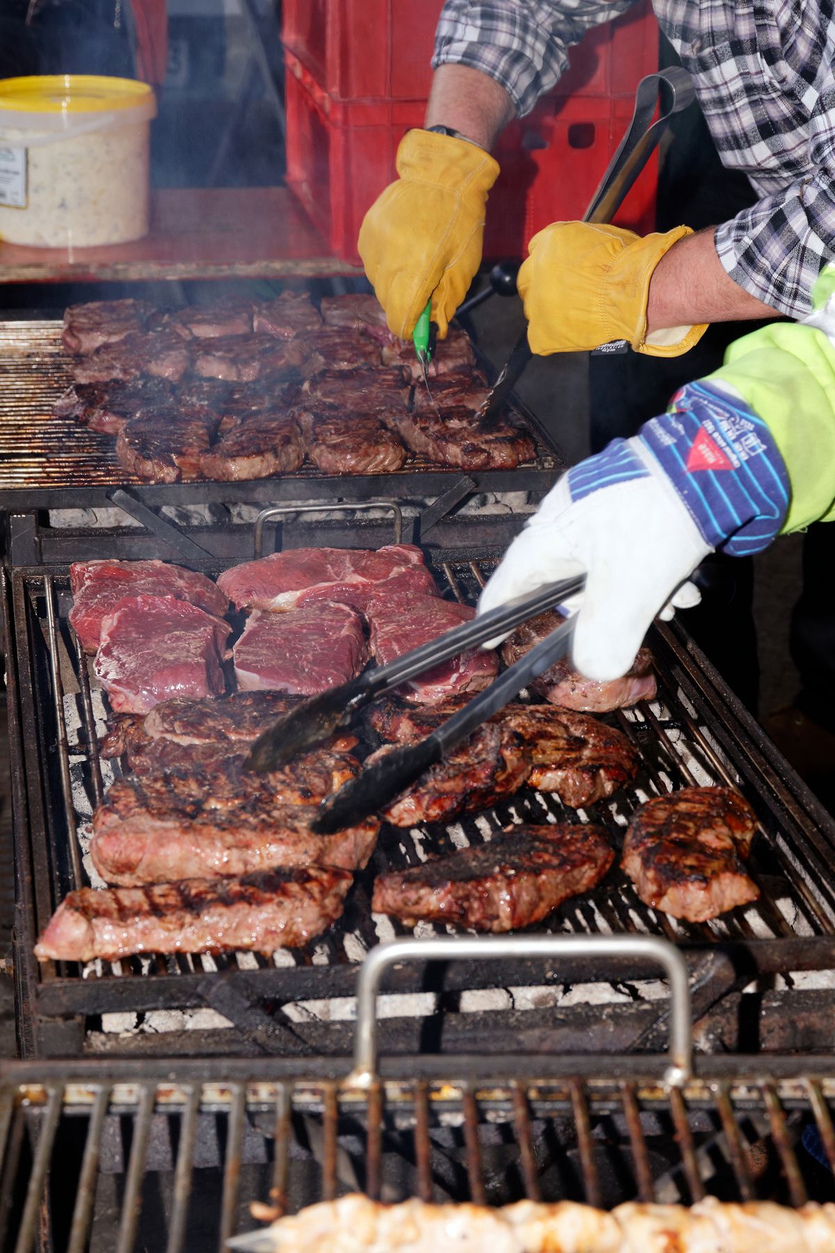 Das Bild entstand beim Abschluss Grillen nach einer Besichtigung eines Argra-Betriebes (Bauernhoff) in Salzbergen. Steaks richtig grillen will schließlich auch gelernt sein.