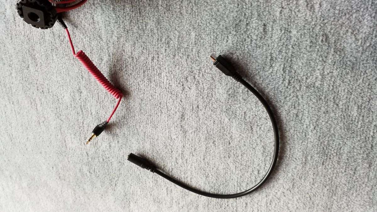 In Schwarz das leider funktionslose Adapter- Kabel. In rot der klinkenstecker vom Mikrofon.