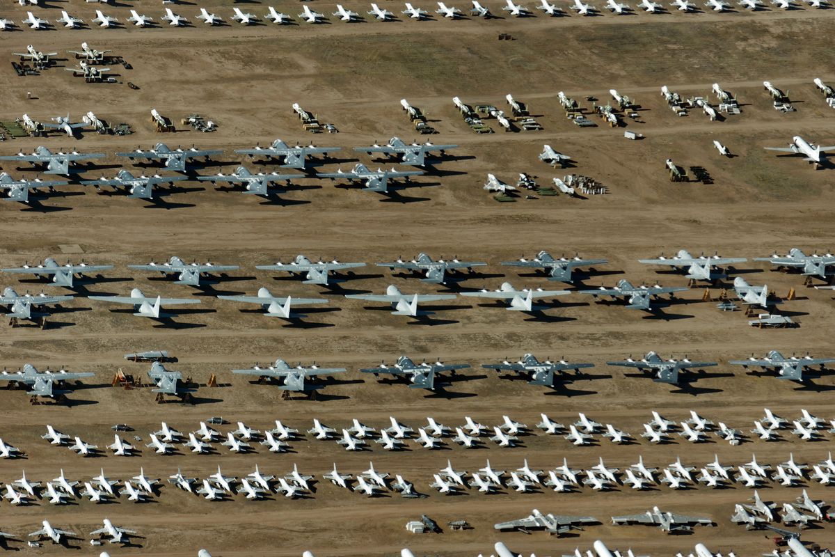 Das AMARC wurde in April 2007 in AMARG Umbenannt und wird oft auch als "The Boneyard" bezeichnet.  Blick auf die Konservierte Flugzeuge ( F-16 & C-130), die wieder in kürzester Zeit flugtauglich hergerichtet werden können.  Von oben nach unten sind F-16, A-10, F-4, C-130, F-4, C-131, C-130, F-16, A-6, B-57, F-4 und P-3 zuerkennen