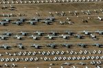 Das AMARC wurde in April 2007 in AMARG Umbenannt und wird oft auch als "The Boneyard" bezeichnet.  Blick auf die Konservierte Flugzeuge ( F-16 & C-130), die wieder in kürzester Zeit flugtauglich hergerichtet werden können.  Von oben nach unten sind F-16, A-10, F-4, C-130, F-4, C-131, C-130, F-16, A-6, B-57, F-4 und P-3 zuerkennen