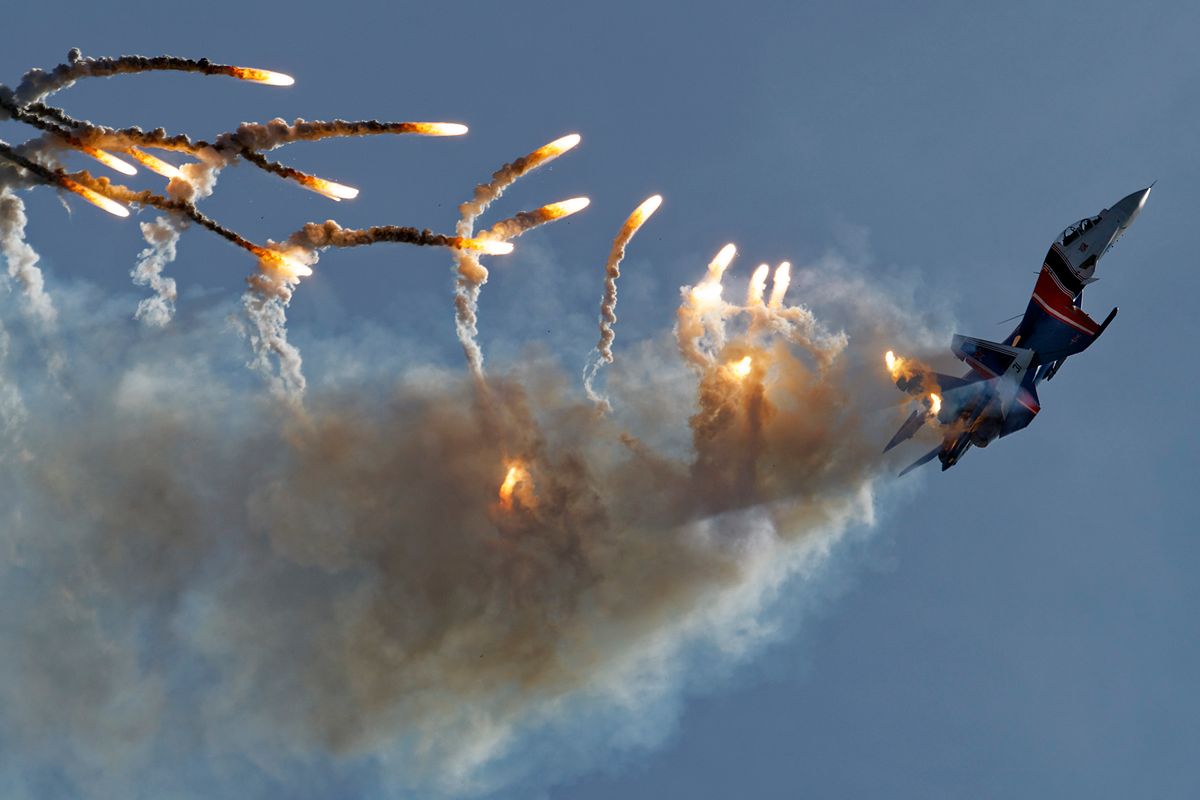 Die RF-81702 / 31 Su-30SM "Flanker" von den Aerobatic Team Russian Knights ( Russikiye Vityazi ) stößt Gegenmaßnahmen ( Flares ) aus.   Location : Das Luftfahrt-Cluster auf der Kubinka AB auf der Veranstaltung ARMY 2018, das International Miltary Technical Forum in Russland.