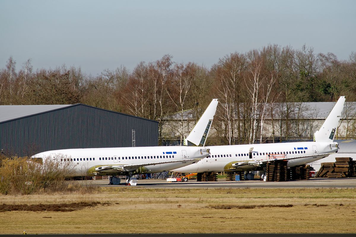 Die D-AHXE und D-AHXF Boeing 737-700 ex TUIfly auf der ehemaligen Vliegbasis Twente.