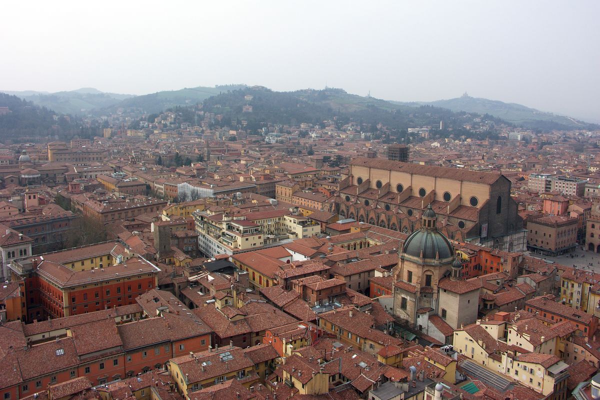 Location : Bologna in Jahr 2005 / Italien Blick von Turm "Asinelli" auf die Basilika San Petronio.  Bologna wird auch "La Rossa", die Rote genannt, der Grund sind die roten Ziegel auf den Häusern.