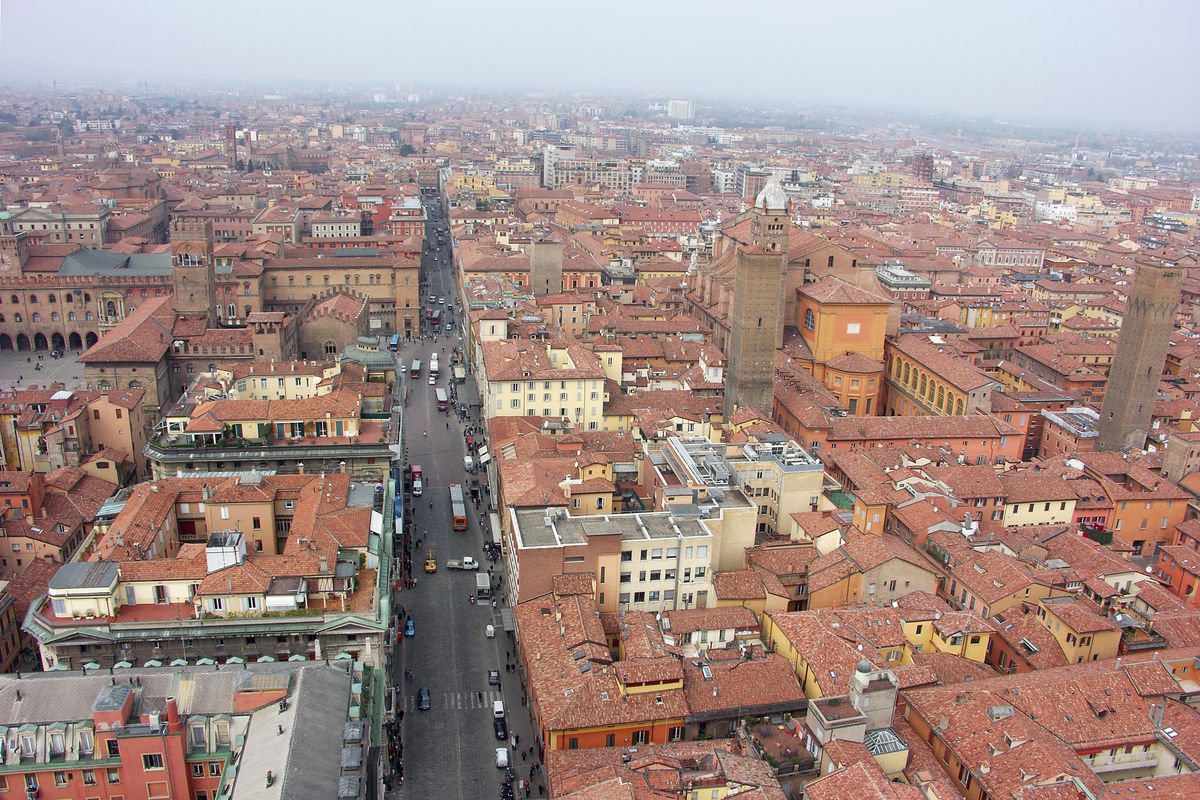 La Rossa  Location : Bologna in Jahr 2005 / Italien  Blick von Turm "Asinelli" auf die Kathedrale San Pietro.  Bologna wird auch "La Rossa", die Rote genannt, der Grund sind die roten Ziegel auf den Häusern.