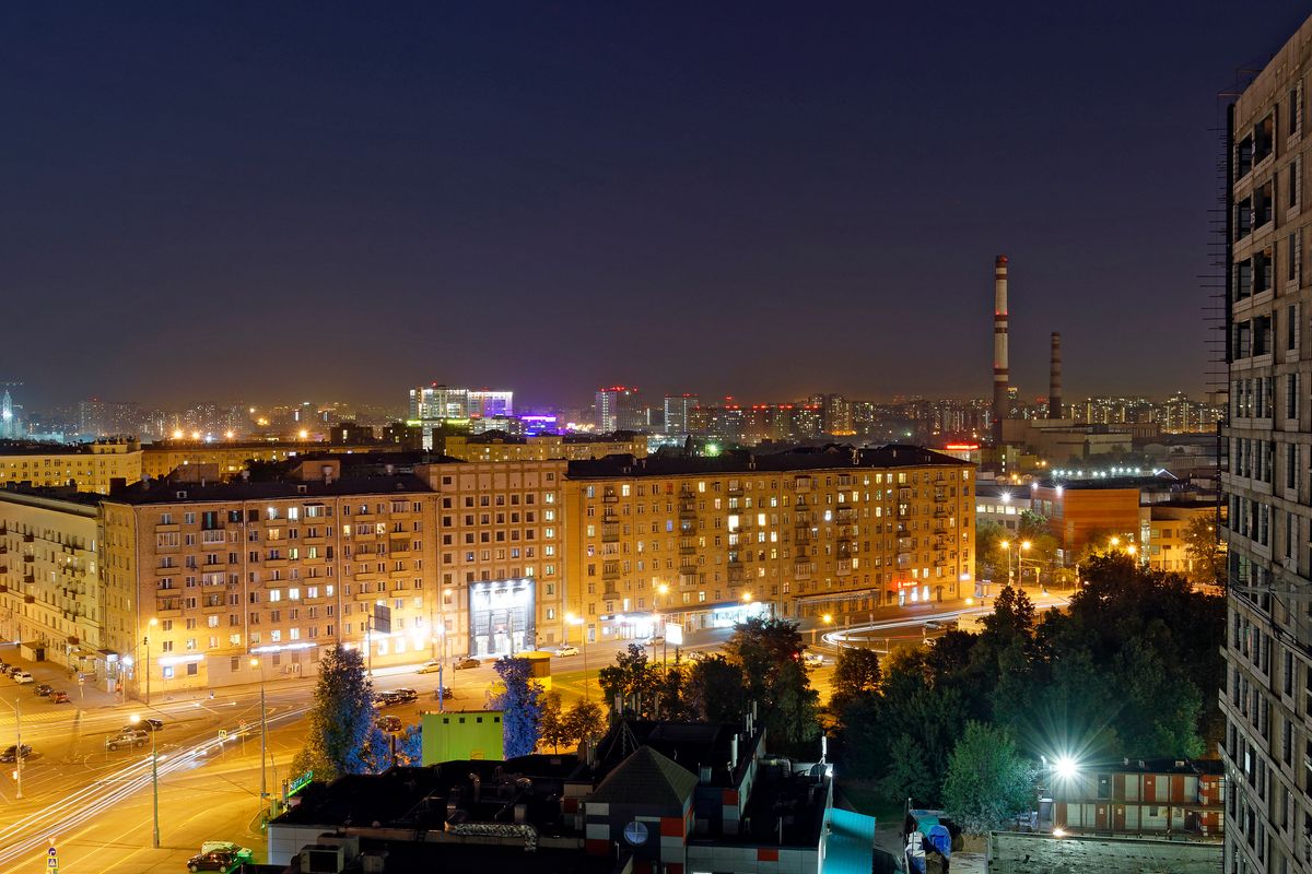 Blick aus den Maxima Panorama Hotel durch die Verglasung der Aussichtterrasse auf Moskau in Jahr 2018