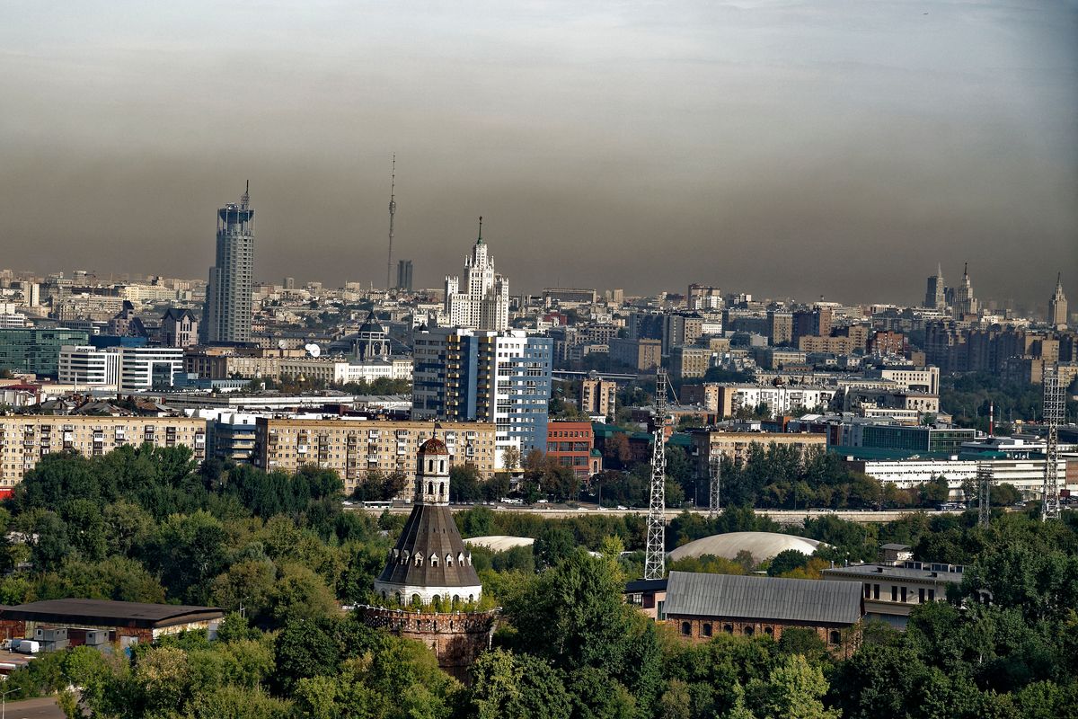 Blick aus den Maxima Panorama Hotel durch die Verglasung der Aussichtterrasse. So prägen die Silhouetten der "Sieben Schwestern" die Moskauer Skyline bis heute. Location : Moskau in Jahr 2018.