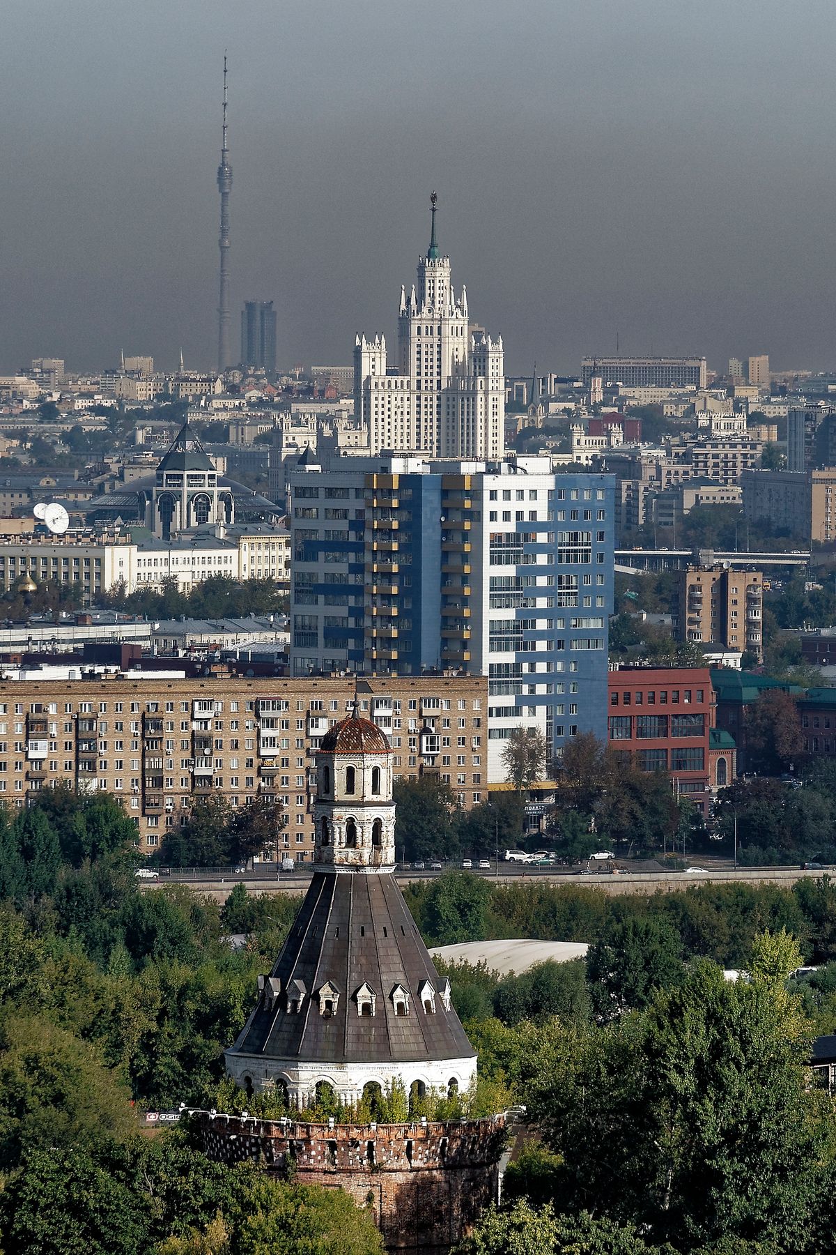 Blick aus den Maxima Panorama Hotel durch die Verglasung der Aussichtterrasse auf den Salt Round Tower und das Kotelnicheskaya Embankment Building. Das 176 Meter hohe Apartmentgebäude ist eines der "Sieben Schwestern". Location : Moskau in Jahr 2018.