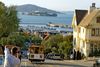 Die Cable Cars sind bei Touristen ein beliebtes Verkehrsmittel und ein Erkennungszeichen dafür dass man sich in San Francisco befindet. In Hintergrund ist die Bucht von San Francisco mit dem ehemaligem Gefängnis Alcatraz zuerkennen. Location : San Francisco in US-Bundesstaat Kalifornien in Jahr 2015