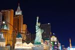 Das New York New York ist ein Hotel und Casino in Las Vegas mit den Bauelementen der Freiheitsstatue und des Chrysler Buildings unter anderen. (Technik: Kamera aufgelegt, Selbstauslösung kein Stativ)