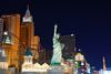 Das New York New York ist ein Hotel und Casino in Las Vegas mit den Bauelementen der Freiheitsstatue und des Chrysler Buildings unter anderen. (Technik: Kamera aufgelegt, Selbstauslösung kein Stativ)