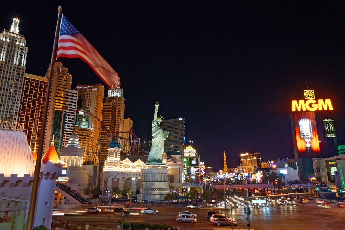 Rechts in Bild kann man das Excalibur, in der Mitte das New York New York und in Hintergrund das Paris Hotel und Casino erkennen. (Technik: Kamera aufgelegt, Selbstauslösung kein Stativ)