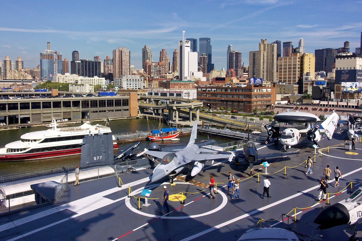 Blick über das Flugdeck der CV-11 Intrepid auf die Westseite von Manhattan / New York City.