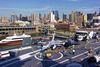 Blick über das Flugdeck der CV-11 Intrepid auf die Westseite von Manhattan / New York City.
